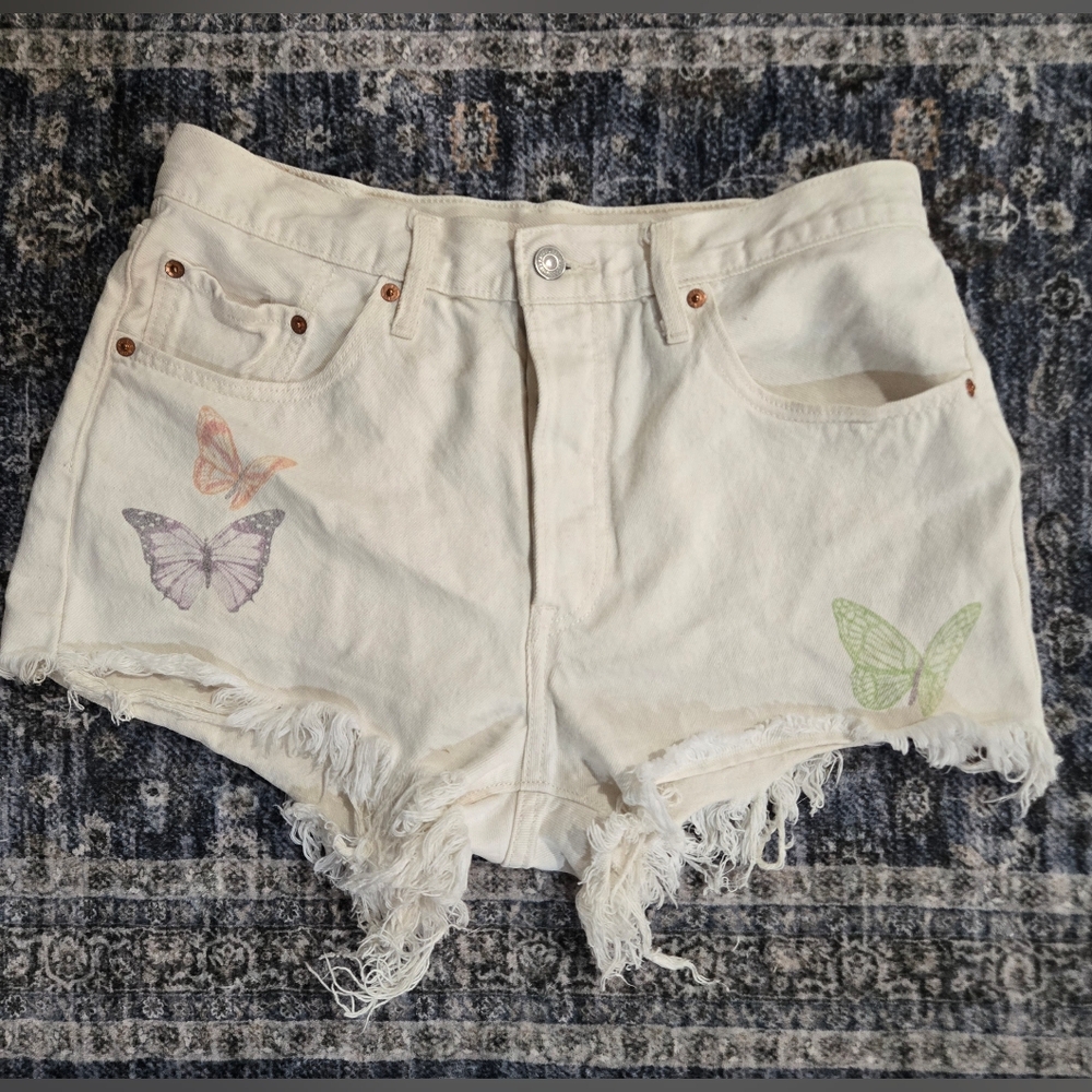 Women's Levis 501 Cream Shorts with Butterfly Design. RARE